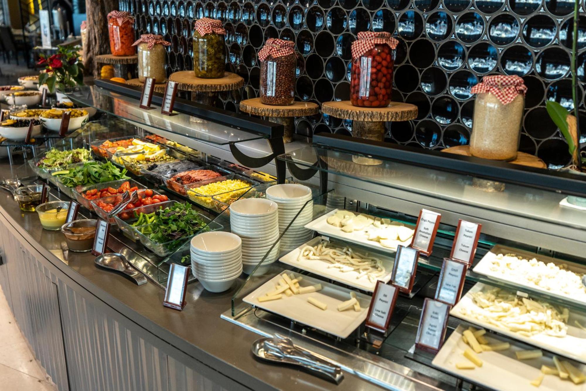 Hilton Istanbul Kozyatagi Hotel Exterior foto A salad bar