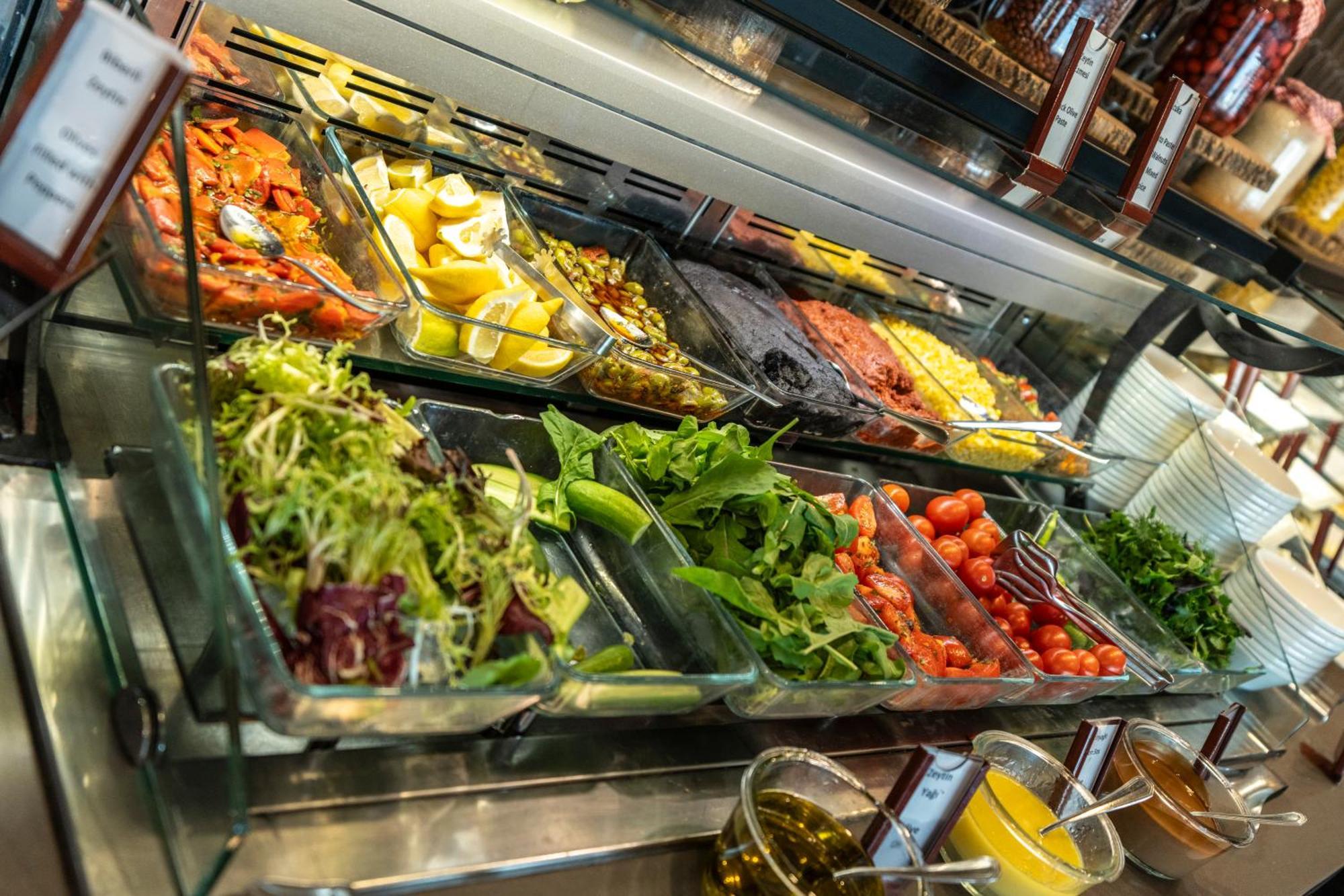 Hilton Istanbul Kozyatagi Hotel Exterior foto A salad bar